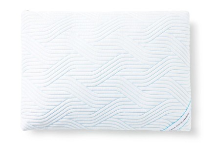 Polštář TEMPUR® Comfort Soft SmartCool 2.0 je vyroben ze zbrusu nových materiálů TEMPUR®, které poskytují ještě o 20% větší úlevu od tlaku než kdykoliv předtím. Pro tento polštář je materiál vyvinutý tak, že v sobě kombinuje neuvěřitelnou měkkost a pohodlí s potřebnou a dokonalou oporou páteře při spánku.