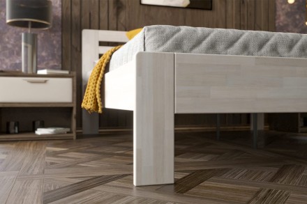 Postel Lola je praktická a pevná celomasivní postel.