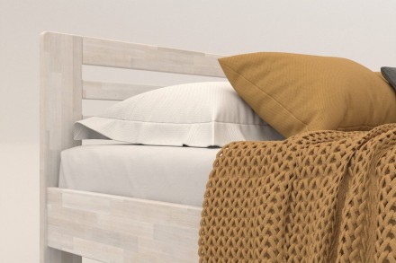 Postel Lola je praktická a pevná celomasivní postel.