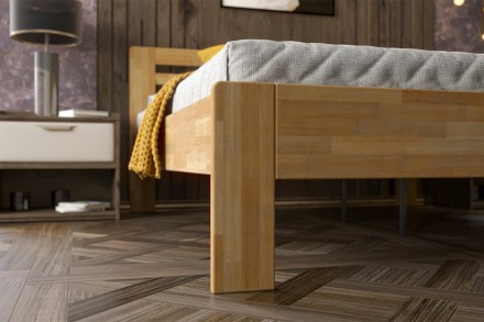 Postel Lola je praktická a pevná celomasivní postel.