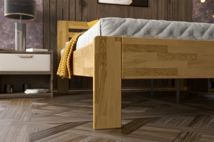 Postel Lola je praktická a pevná celomasivní postel.