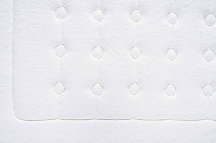 Moderní postel Aspen z masivního dřeva s jemnými liniemi v kombinaci s luxusní matrací Gran Sonno Evolution 2.0, která nabízí výjimečnou ergonomii a prodyšnost pro váš nejlepší spánek.