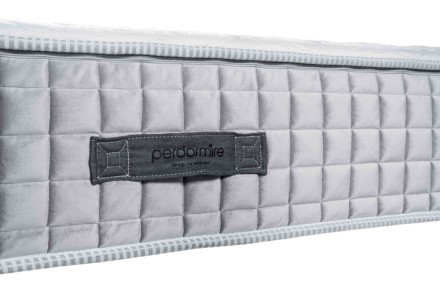 Moderní postel Aspen z masivního dřeva s jemnými liniemi v kombinaci s luxusní matrací Gran Sonno Evolution 2.0, která nabízí výjimečnou ergonomii a prodyšnost pro váš nejlepší spánek.