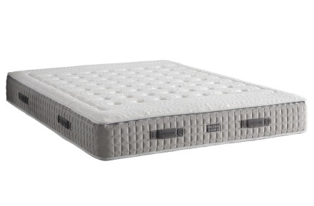 Moderní postel Aspen z masivního dřeva s jemnými liniemi v kombinaci s luxusní matrací Gran Sonno Evolution 2.0, která nabízí výjimečnou ergonomii a prodyšnost pro váš nejlepší spánek.