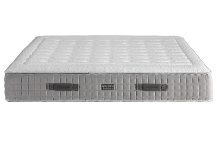 Moderní postel Aspen z masivního dřeva s jemnými liniemi v kombinaci s luxusní matrací Gran Sonno Evolution 2.0, která nabízí výjimečnou ergonomii a prodyšnost pro váš nejlepší spánek.