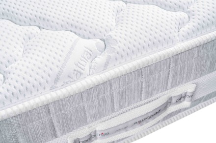 Elegantní postel Horgen z masivního dubu nebo buku v šedém granitu se spojuje s matrací Air Massage Memory 4.0, která díky paměťové pěně a masážní profilaci přináší dokonalou regeneraci a komfort.