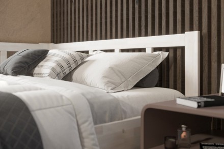 Milujete vůni dřeva? Pak je tato celomasivní postel perfektní volbou pro vás, jelikož je postavena z nejkvalitnějších dřevin buku a dubu.