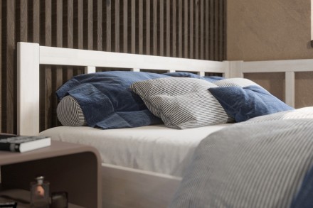 Milujete vůni dřeva? Pak je tato celomasivní postel perfektní volbou pro vás, jelikož je postavena z nejkvalitnějších dřevin buku a dubu.