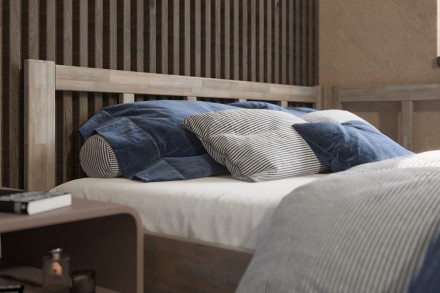 Milujete vůni dřeva? Pak je tato celomasivní postel perfektní volbou pro vás, jelikož je postavena z nejkvalitnějších dřevin buku a dubu.