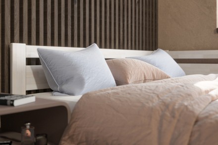 Postel Emily je velmi oblíbené jednolůžko, které se bude hodit do dětského pokoje i ložnice. Dokonalá vůně dřeva navodí v místnosti úžasnou atmosféru, která bude pro spánek ideální