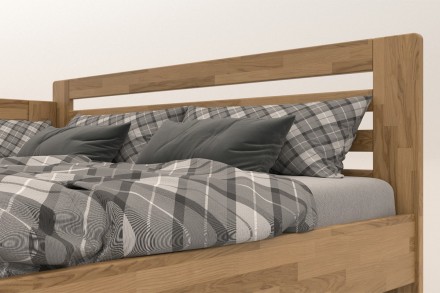 Postel Lola je praktická a pevná celomasivní postel.