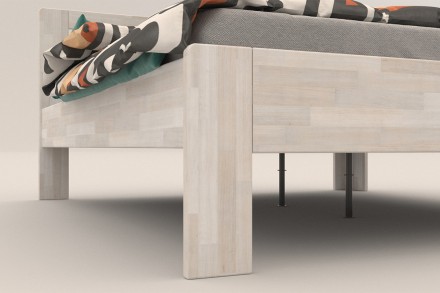 Postel Lola je praktická a pevná celomasivní postel.