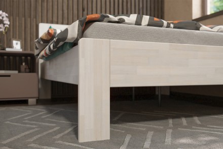 Postel Lola je praktická a pevná celomasivní postel.