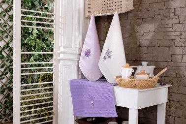 Dodejte své kuchyni nádech elegance s dárkovou sadou utěrek Klinmam Home. Sada tří utěrek ze 100% výběrové bavlny kombinuje mimořádnou měkkost s praktickou savostí. Díky jemným barvám a precizním výšivkám s motivy kávy, levandule či oliv jsou nejen nepostradatelným pomocníkem, ale i vkusným doplňkem.