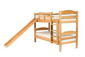 Kvalitní dvoupatrová postel se skluzavkou Cholet je vyrobená z bukového dřeva.