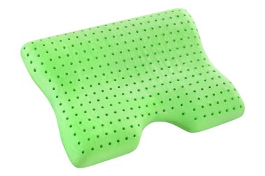 Ergonomicky tvarovaný polštář Tom Eucalyptus z paměťové pěny poskytuje uvolnění krku a snadnější dýchání během spánku.