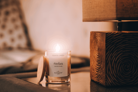 Kolekce svíček Klinmam Home je ztělesněním uvolněného životního stylu. Jejich čistý a jednoduchý design připomíná, jak významné jsou okamžiky relaxace a pohodlí.
