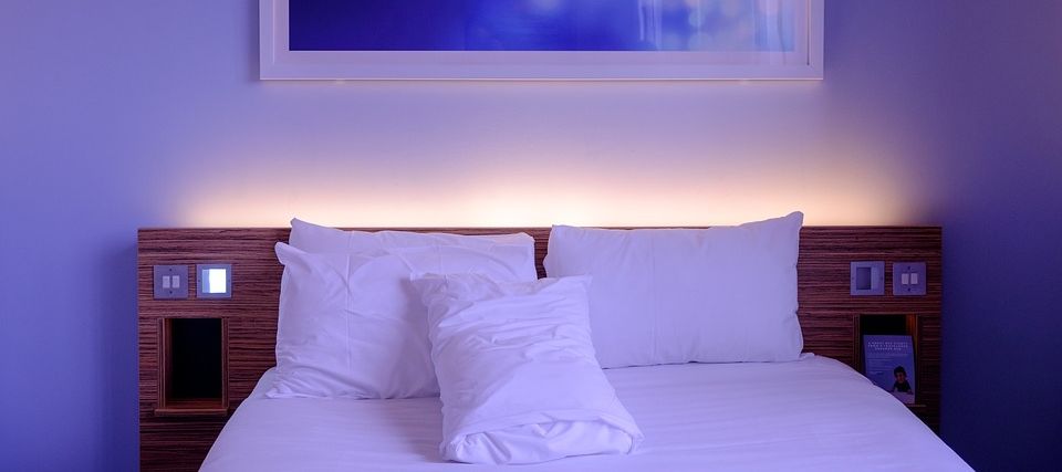 LED pásiky s čidlom pod posteľ